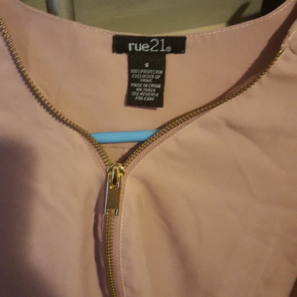 Cute pink top w gold zipper - Picture 2 of 4